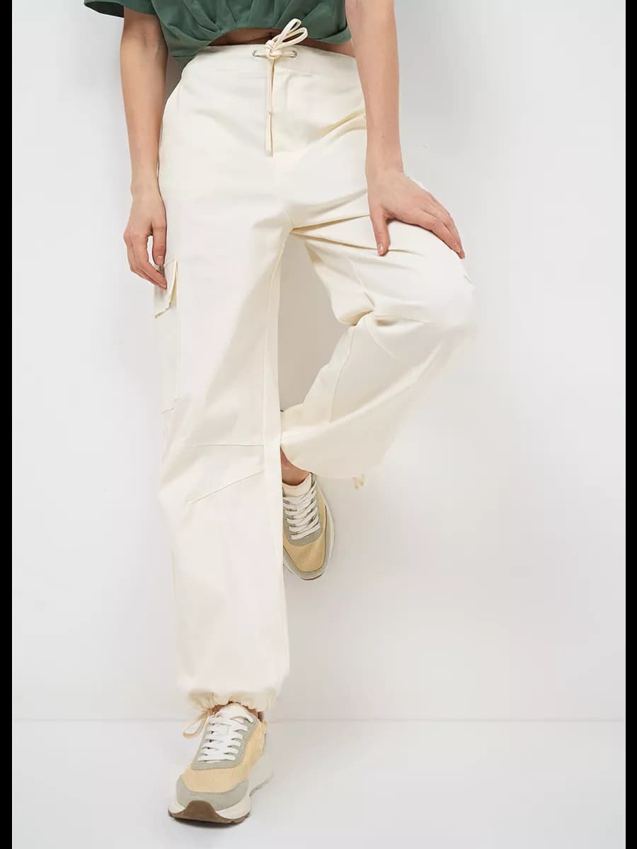 Брюки-карго молочные