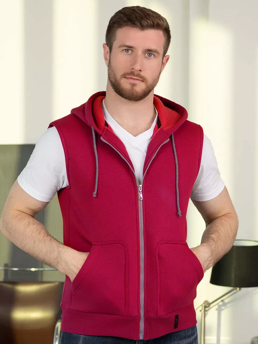 Жилет утепленный с капюшоном