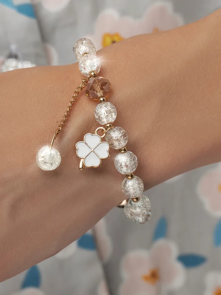 Браслет на руку из камней и бусин