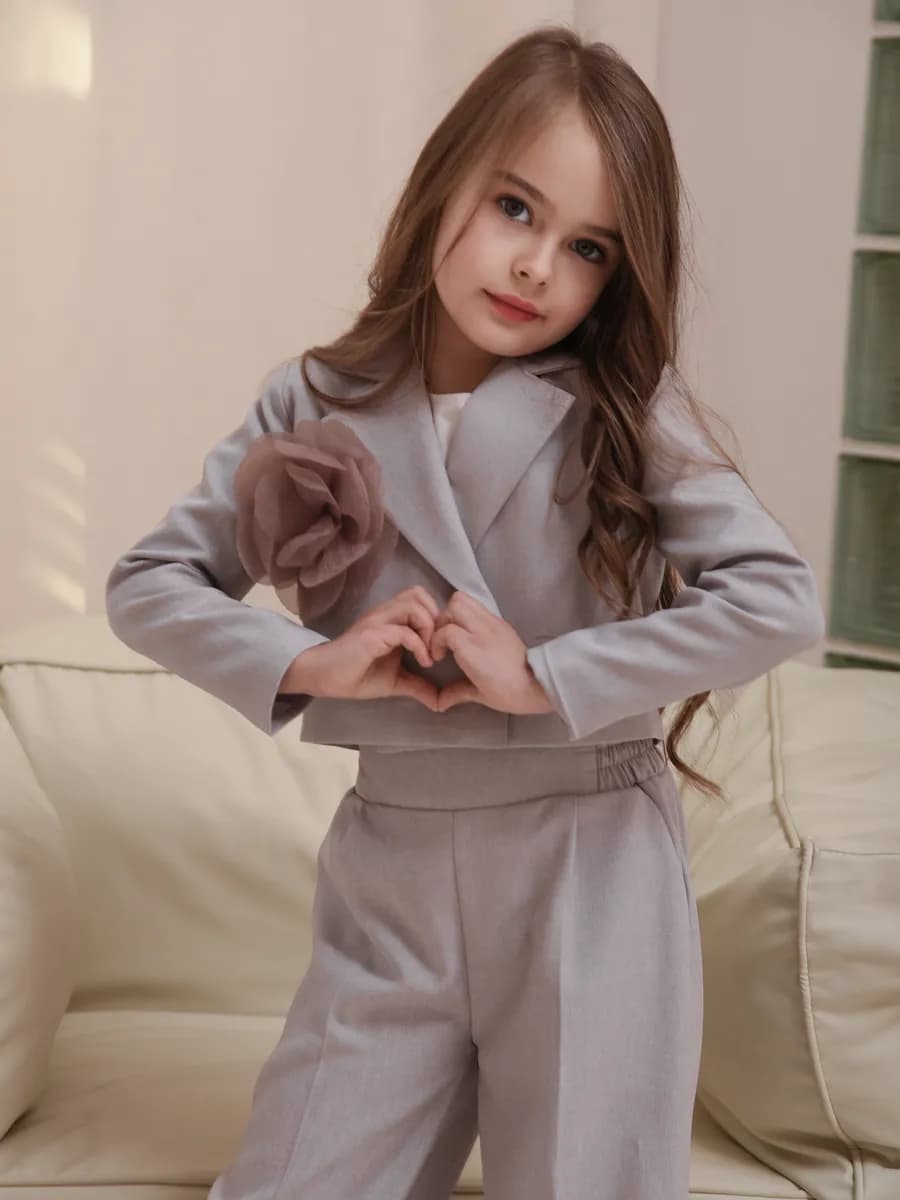 Нарядный брючный костюм в садик