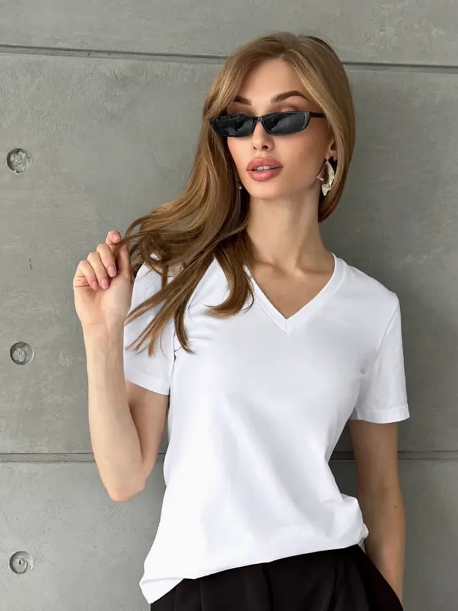 Футболка белая с V-вырезом
