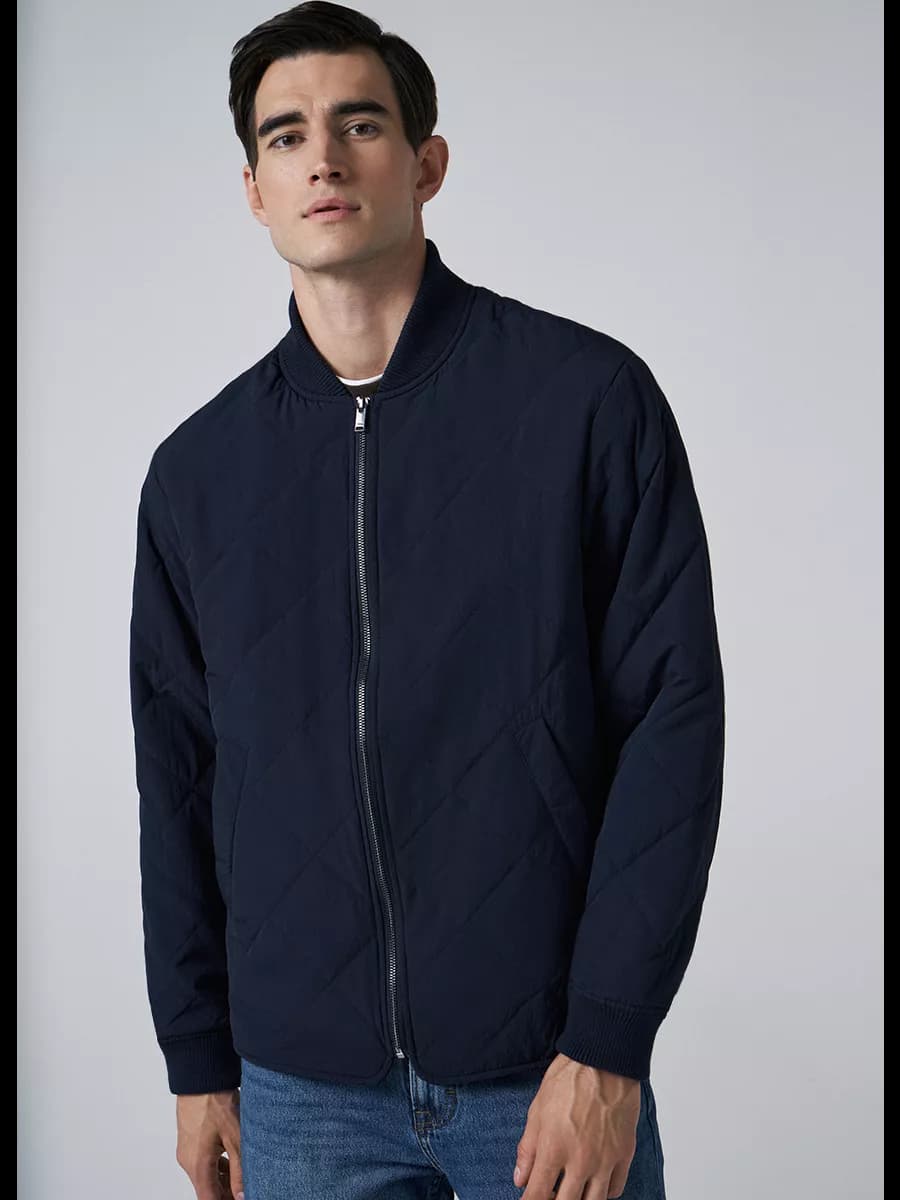 Утепленный стеганый бомбер на молнии