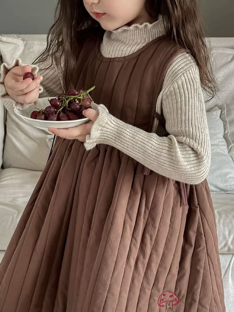 Вязаный свитер водолазка в рубчик с рюшами