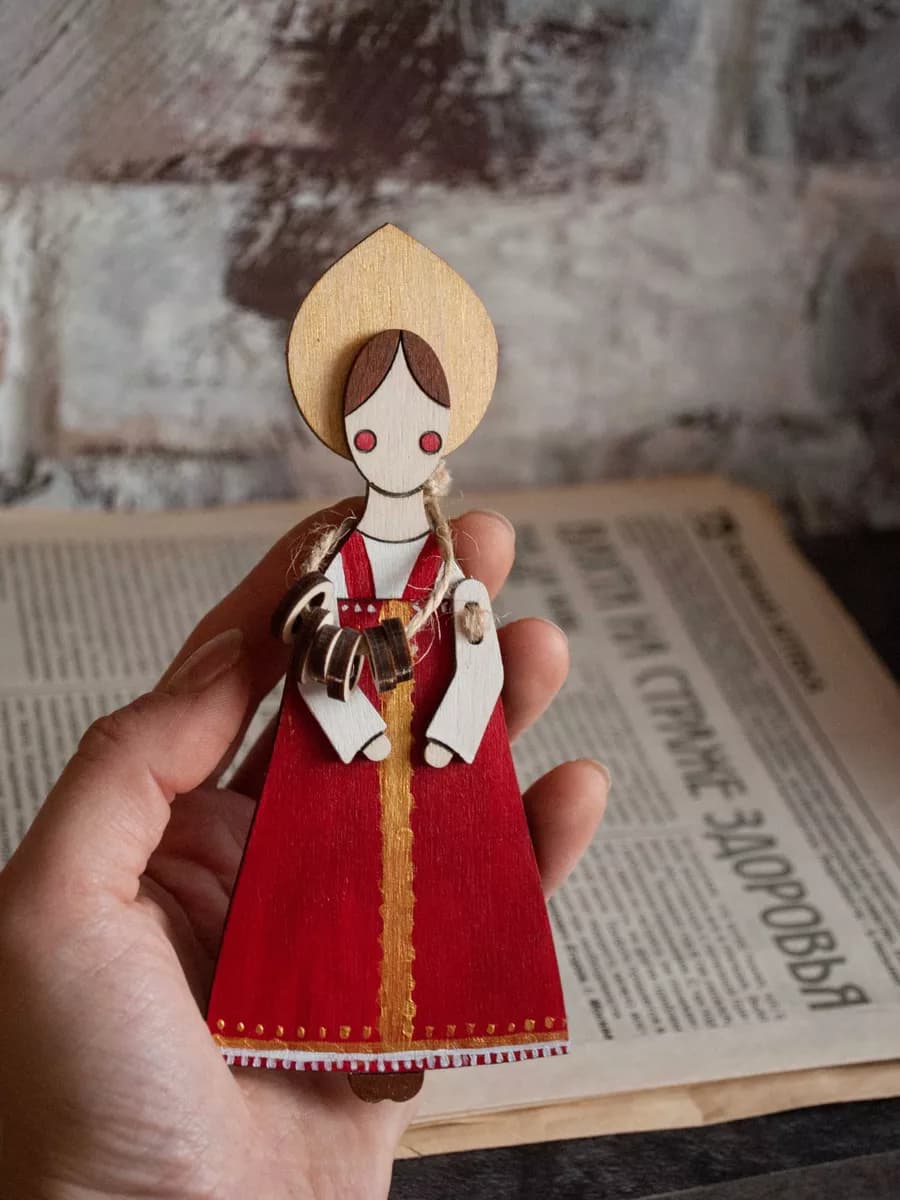 Деревянная елочная игрушка Красавица писаная в кокошнике