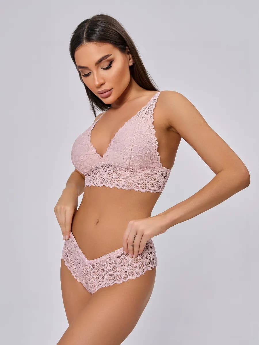 Комплект нижнего белья кружевной с трусами