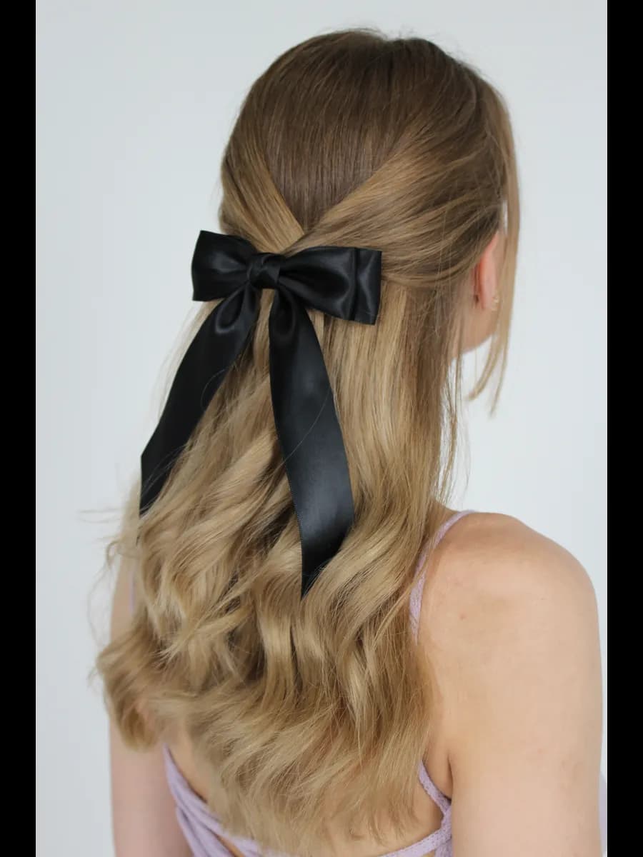 Атласный бант на заколке для волос