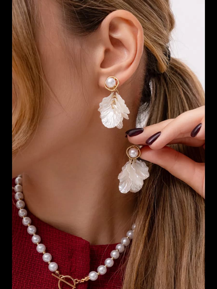 Крупные белые серьги лепестки с перламутровым напыление