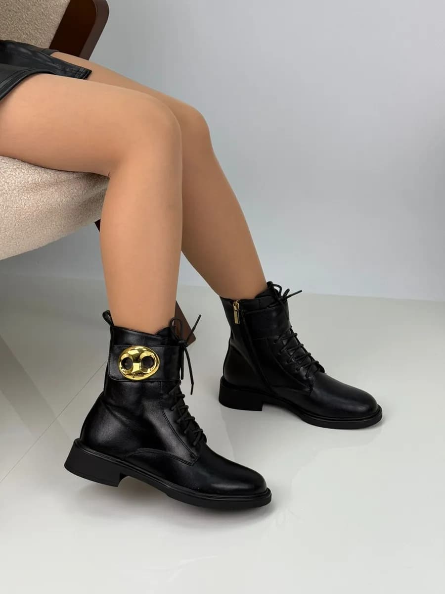 Зимние ботинки кожаные на низком каблуке