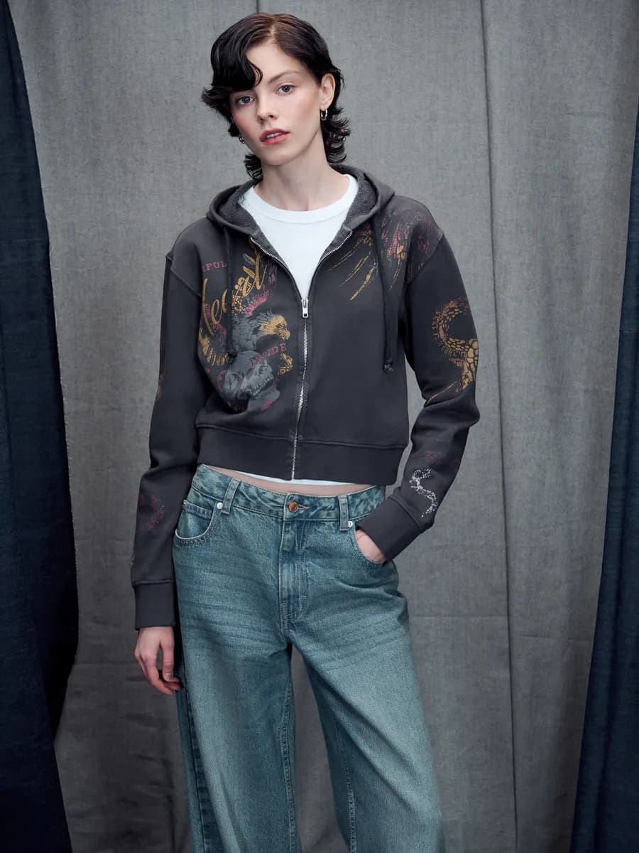 Толстовка с капюшоном укороченная в принтом черепа