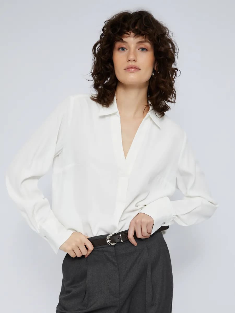 Женская блузка с V-образным вырезом