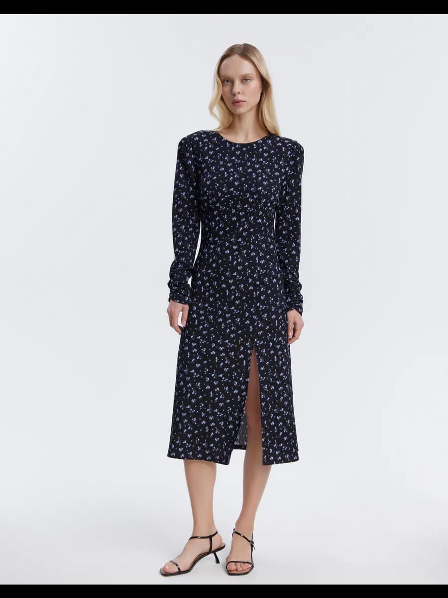 Чёрное платье из жатой ткани с цветочным принтом