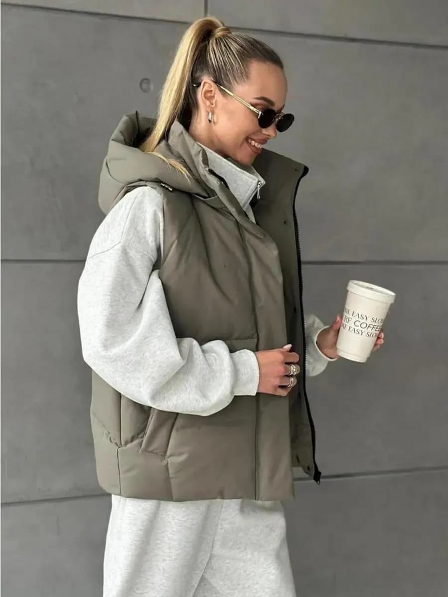 Жилет демисезонный утепленный с капюшоном