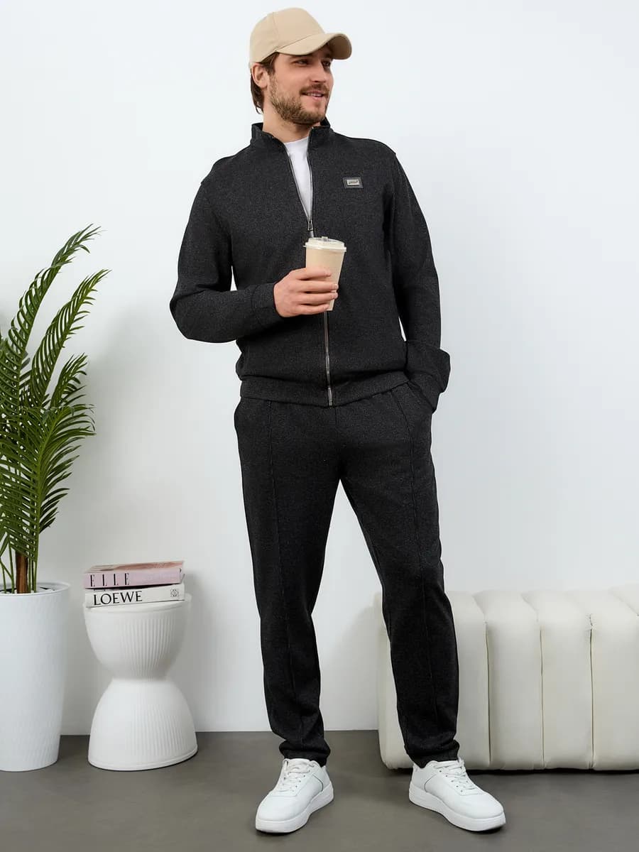 Спортивный костюм на молнии на весну