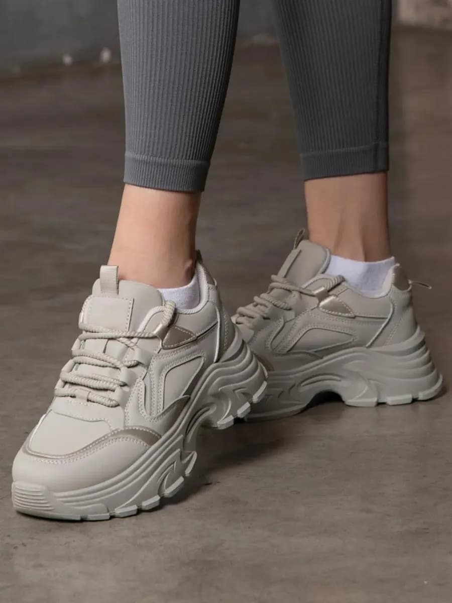 Кроссовки на высокой подошве