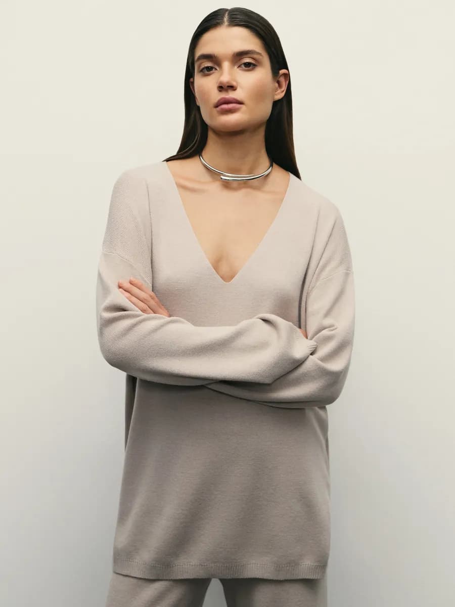 Джемпер оверсайз удлиненный с V-образным вырезом
