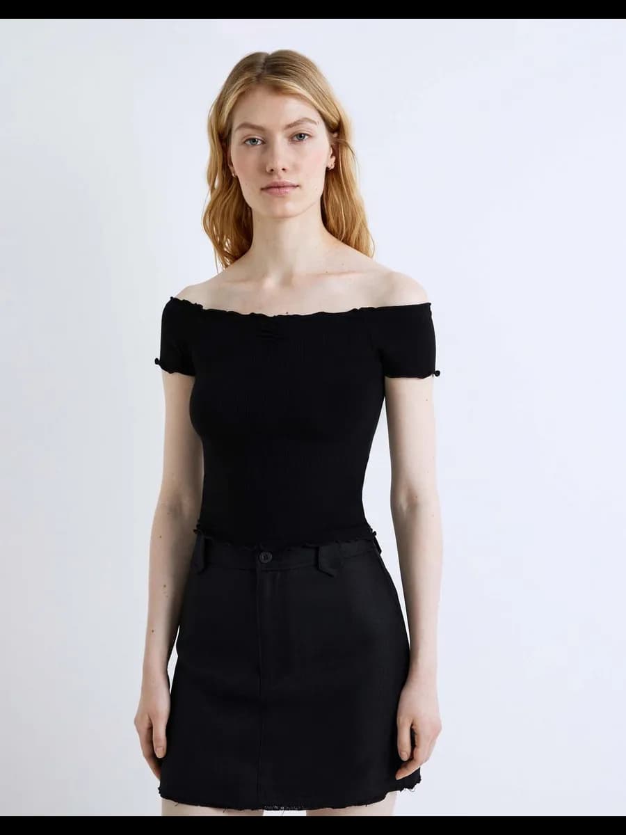 Чёрный кроп-топ в рубчик со сборкой