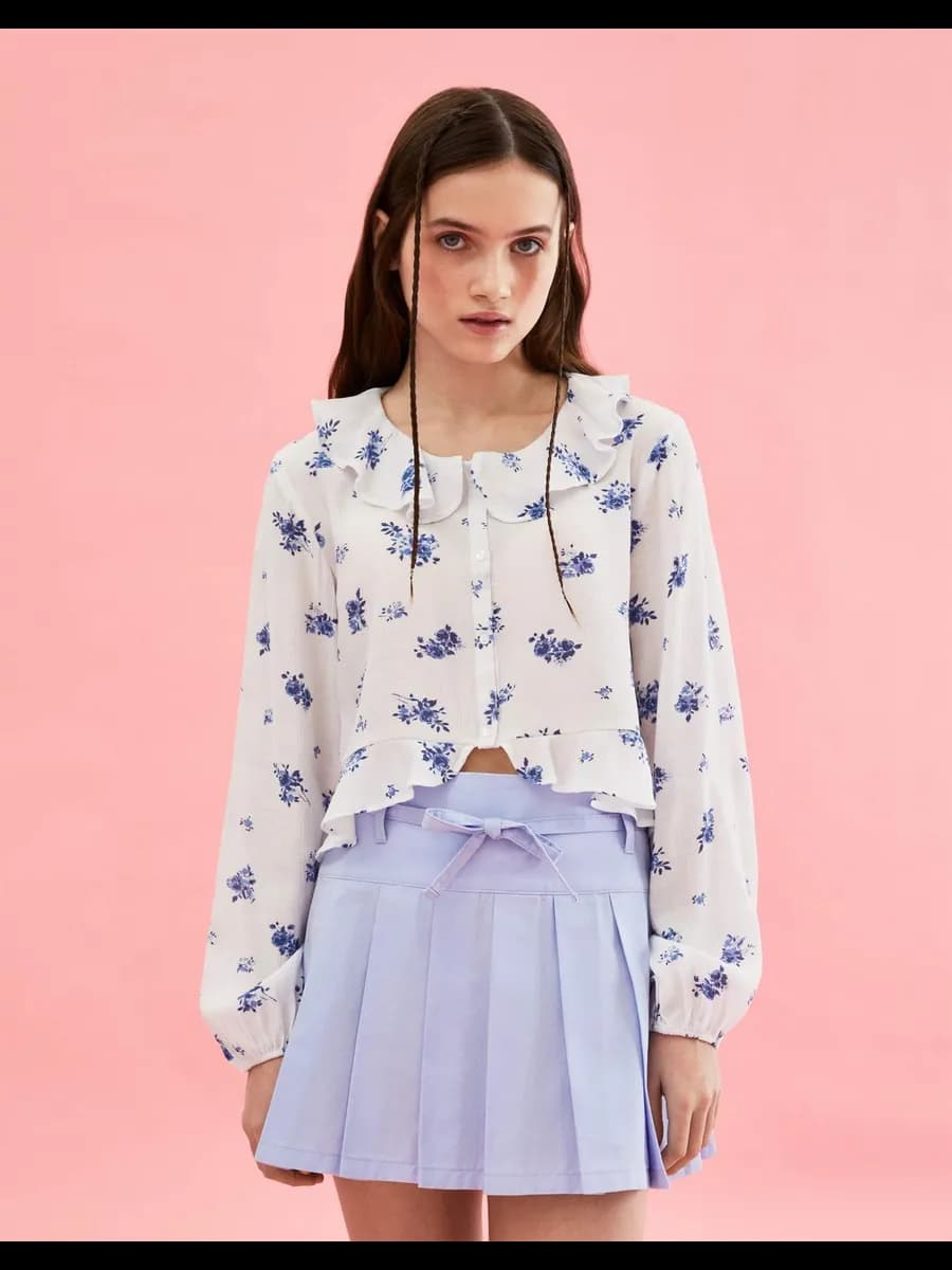 Белая блузка с принтом и рюшами