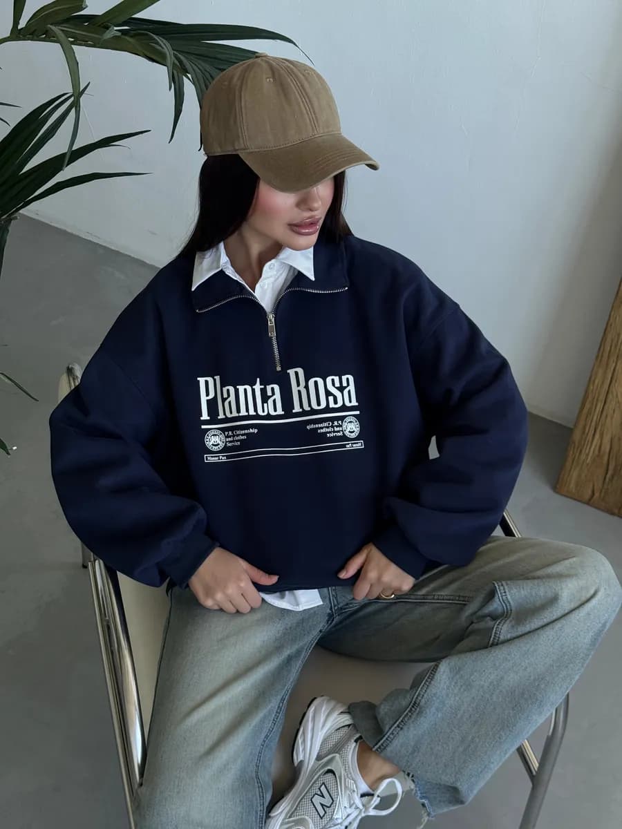 Свитшот оверсайз с принтом полузамок