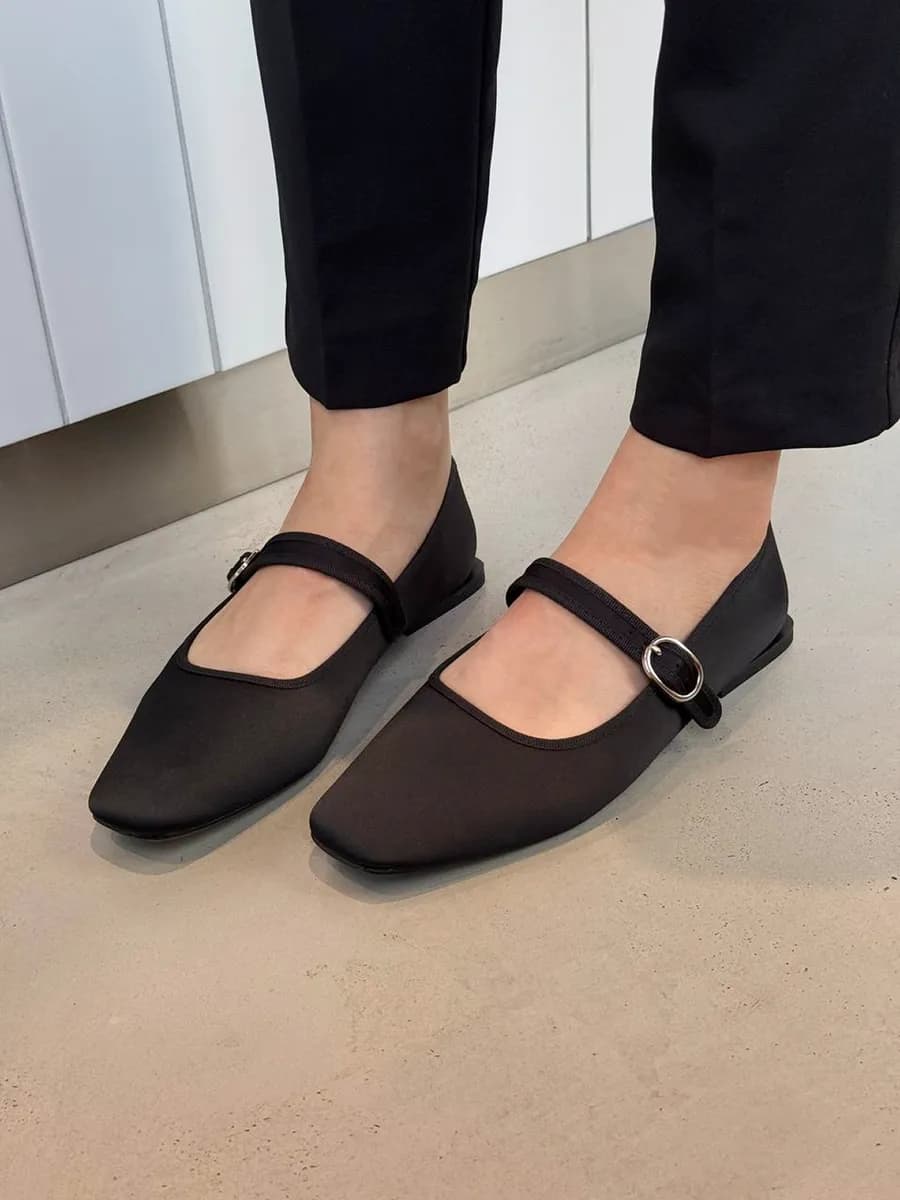 Балетки с ремешком и квадратным носом
