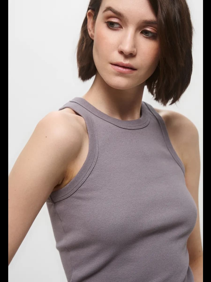 Майка в рубчик на широких бретелях