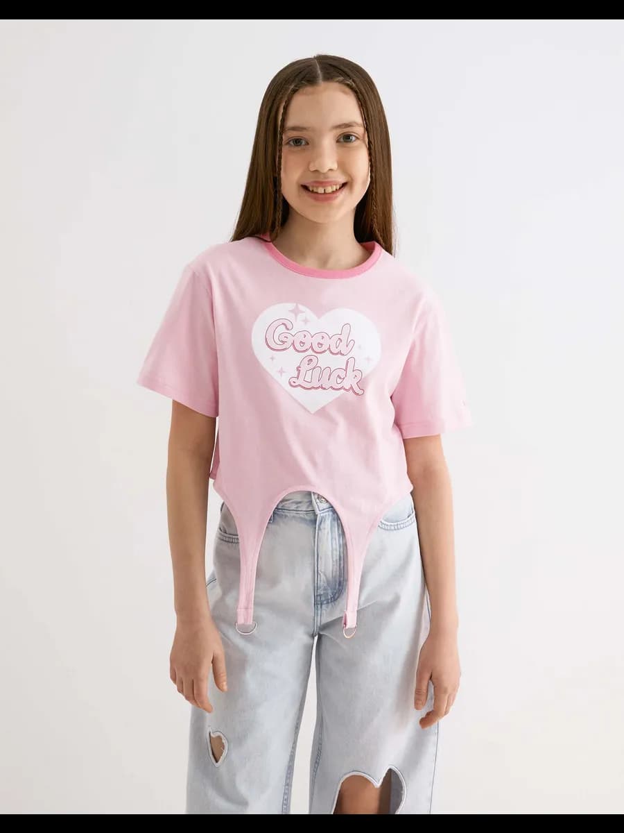 Розовый кроп-топ с принтом и имитацией подвязок