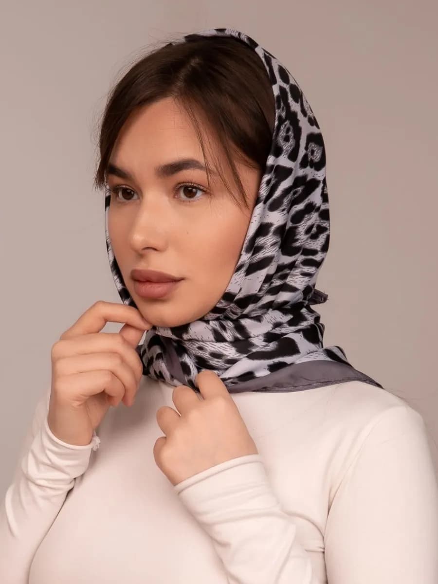 Платок шелковый леопардовый на голову и шею
