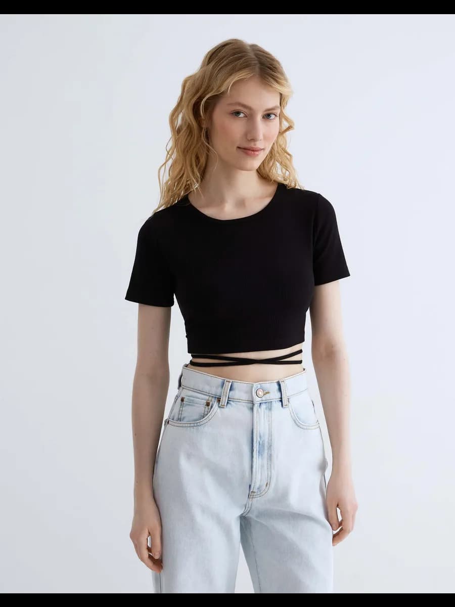 Чёрный кроп-топ в рубчик с завязками