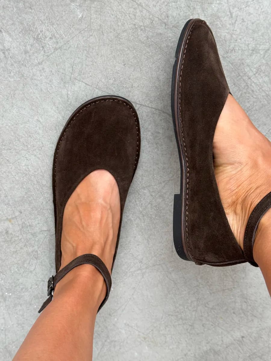 Балетки из натуральной замши с ремешком