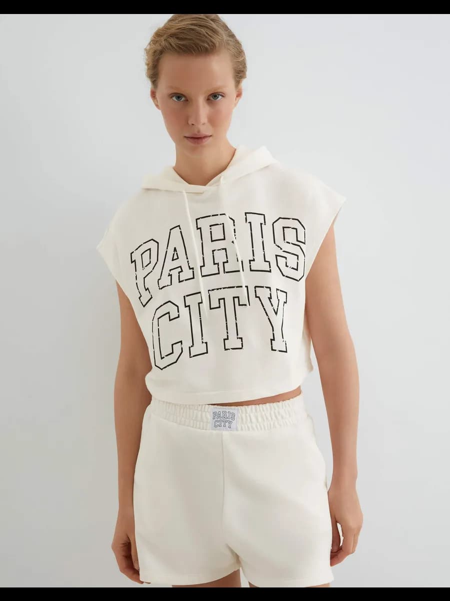 Молочное укороченное худи oversize без рукавов с принтом