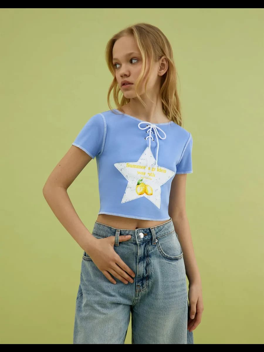 Голубая укороченная футболка в рубчик с принтом и шнуровкой