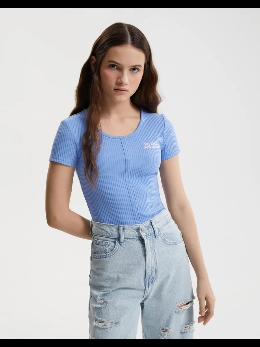 Синий кроп-топ в рубчик с вышивкой