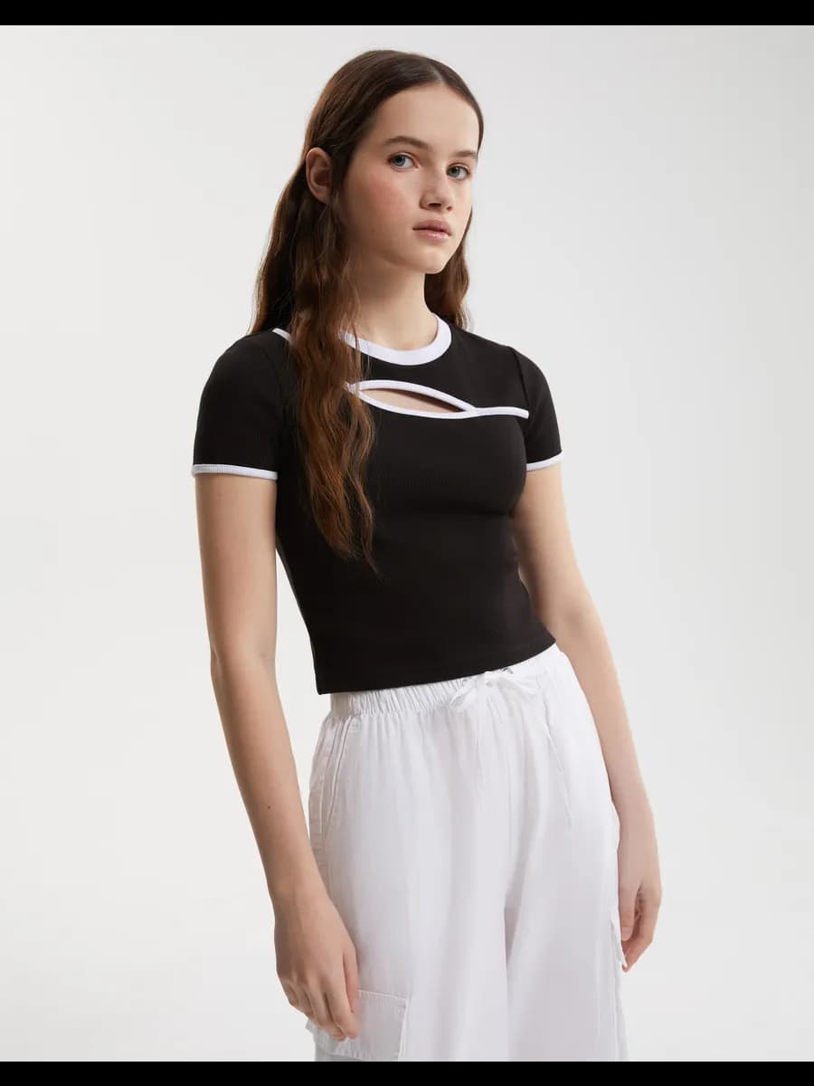 Чёрный кроп-топ в рубчик с вырезом на груди