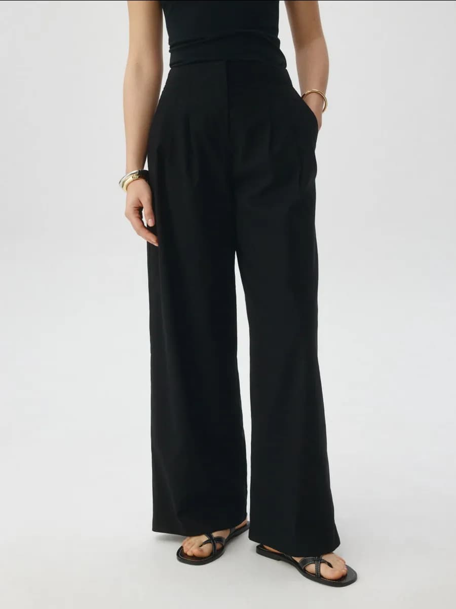 Летние брюки свободные из ткани с содержанием льна