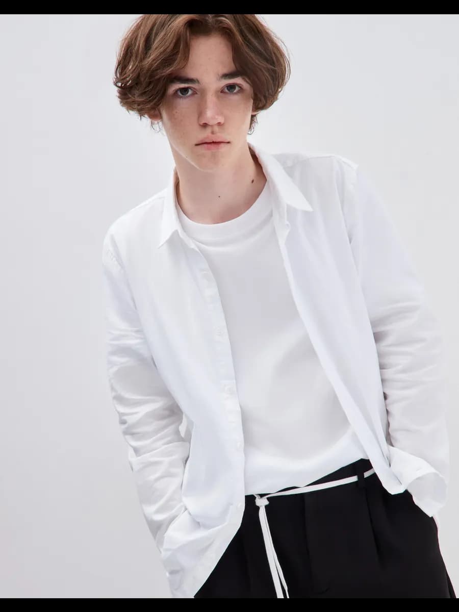 Белая школьная рубашка с длинным рукавом