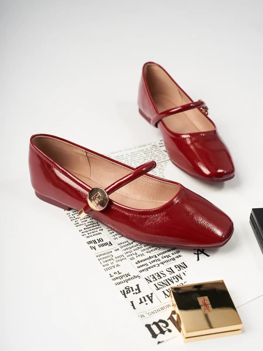 Балетки мери джейн с ремешком лаковые