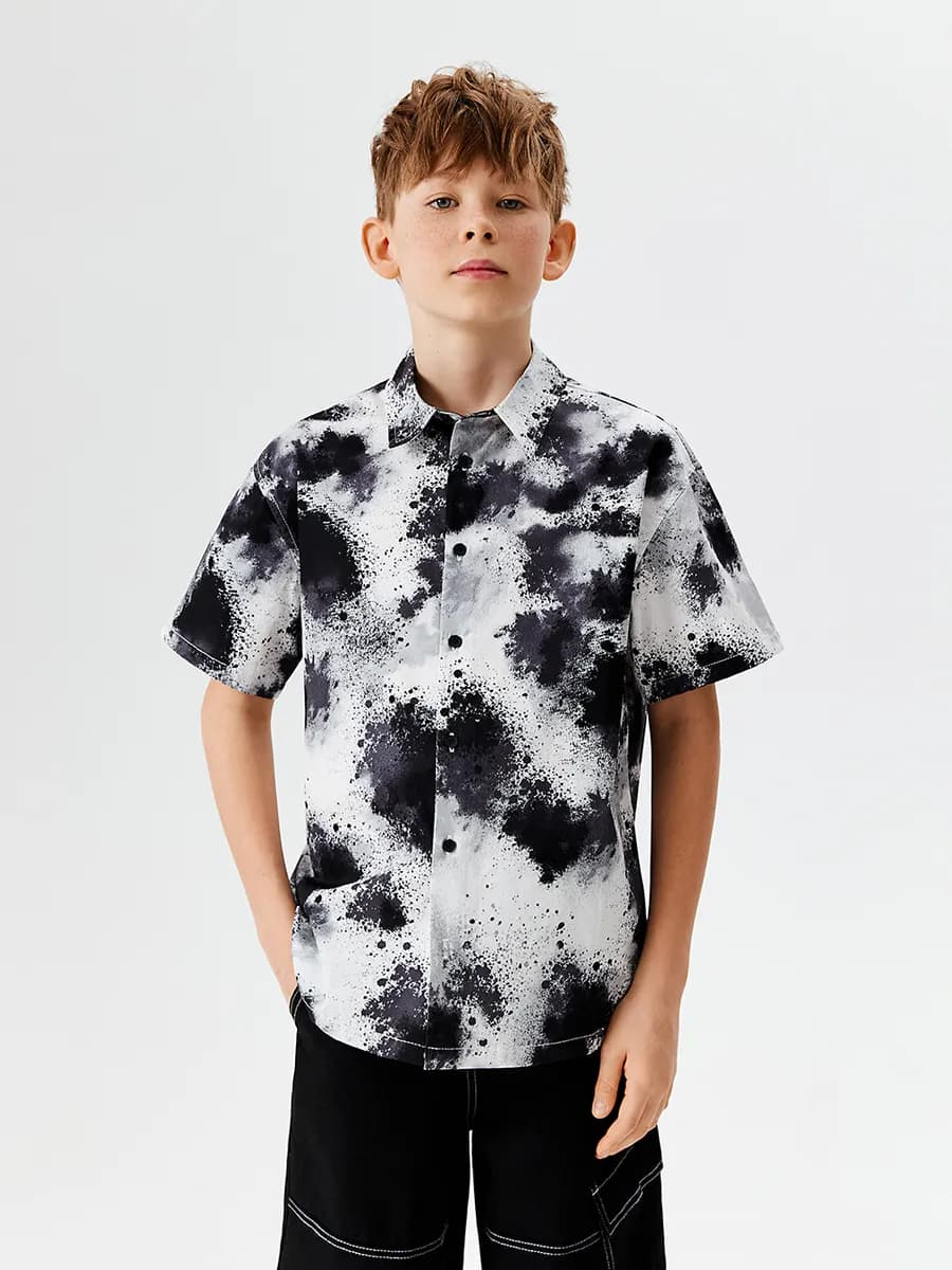 Черно-белая летняя рубашка с коротким рукавом