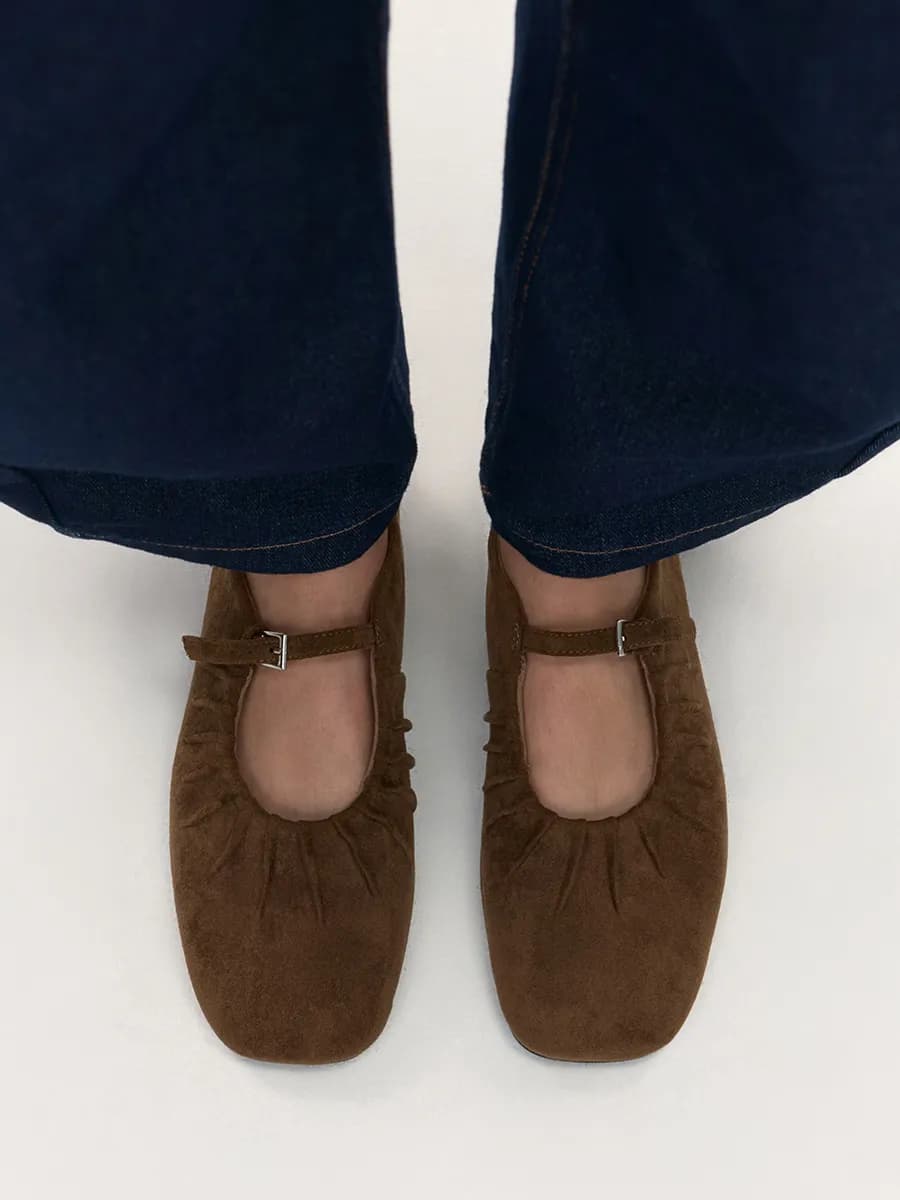 Балетки с ремешком и складками