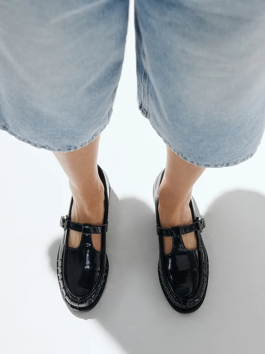 Туфли-лоферы лакированные с ремешком