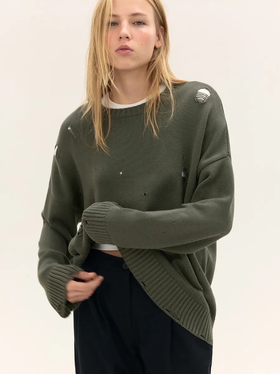 Джемпер вязаный с рваными элементами