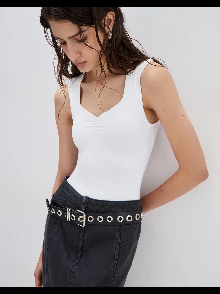 Белое боди со сборкой