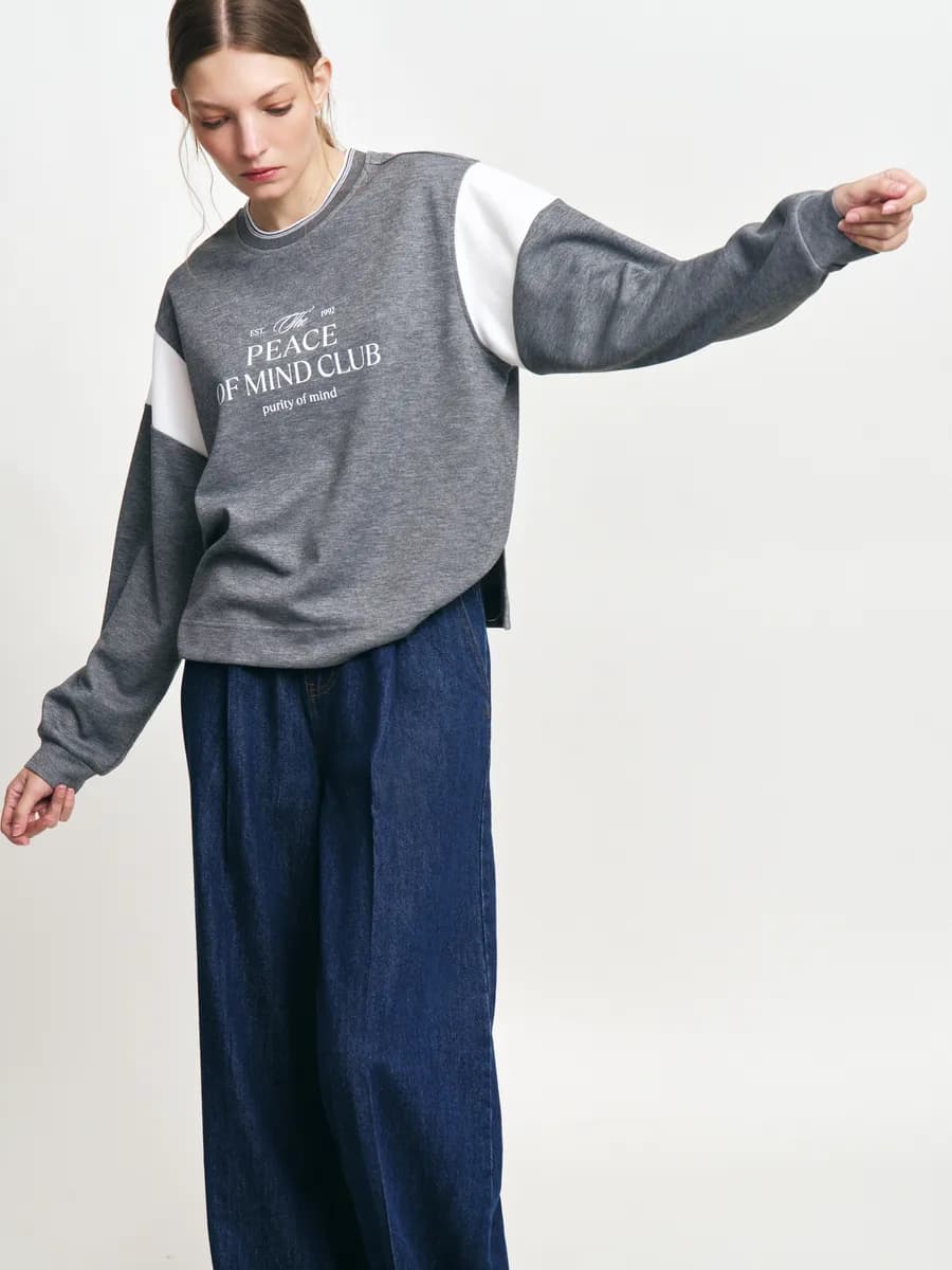 Женский свитшот с принтом на груди