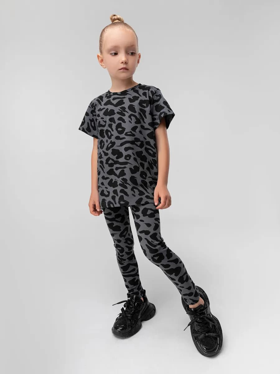 Костюм с леггинсами и футболкой