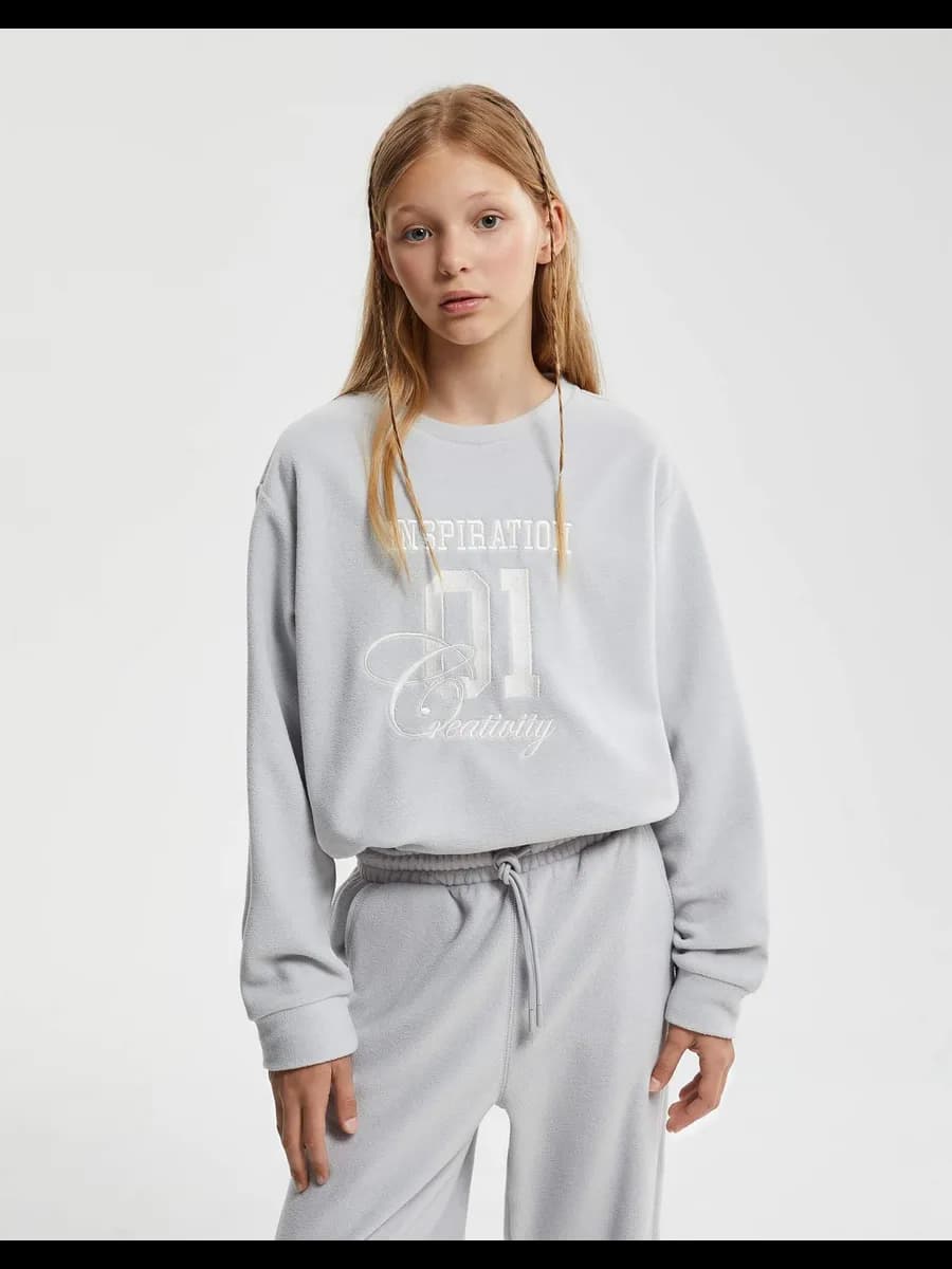 Светло-серый свитшот oversize с вышивкой флисовый - фото 1