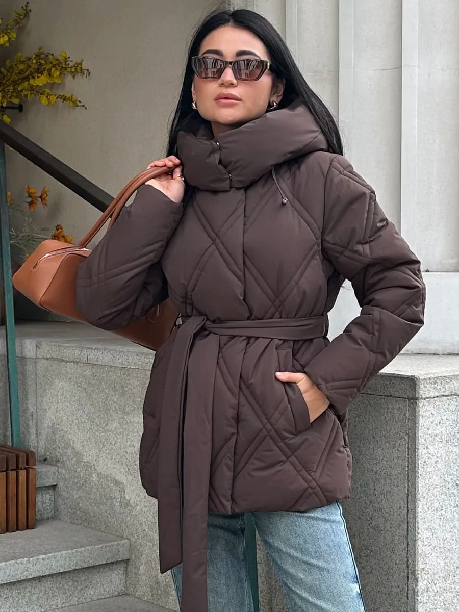 Куртка с капюшоном и поясом приталенная