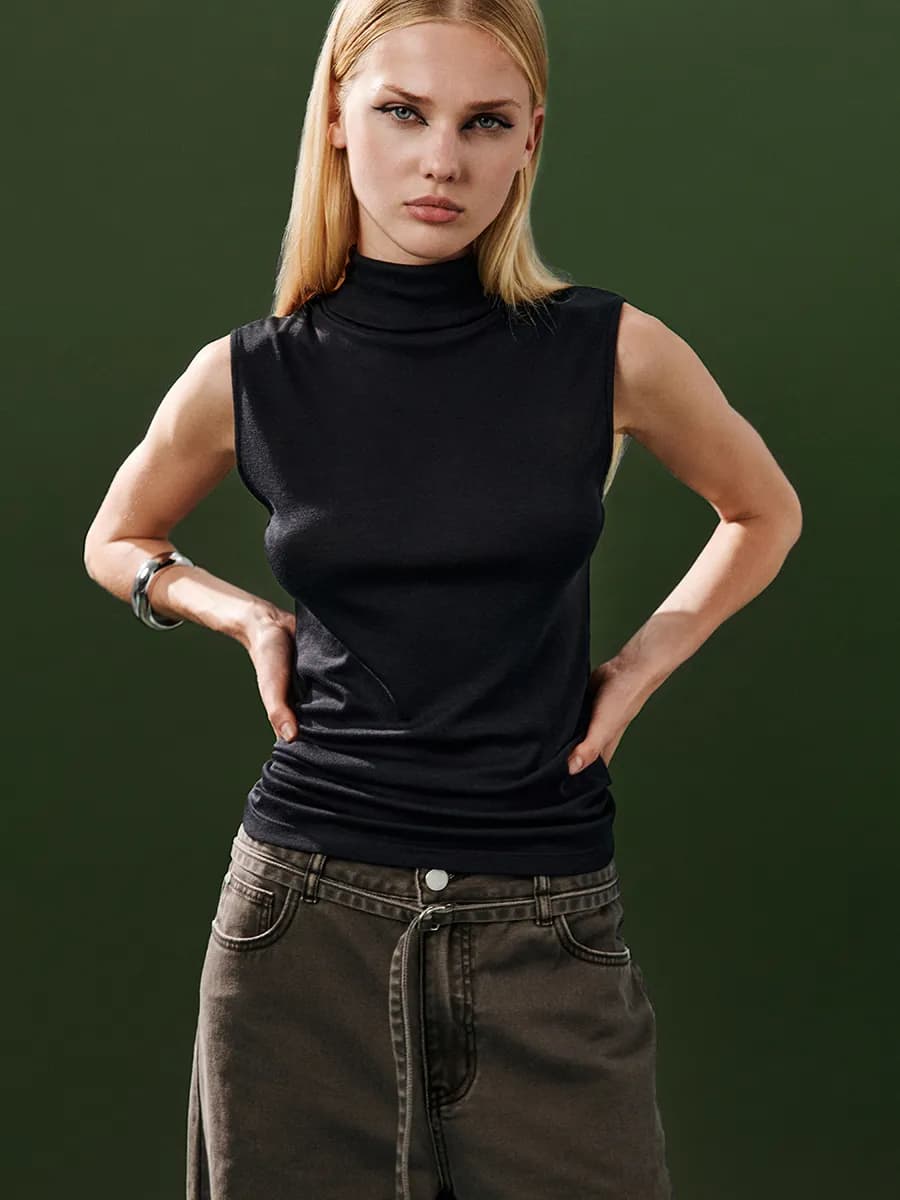 Топ водолазка гладкий без рукавов