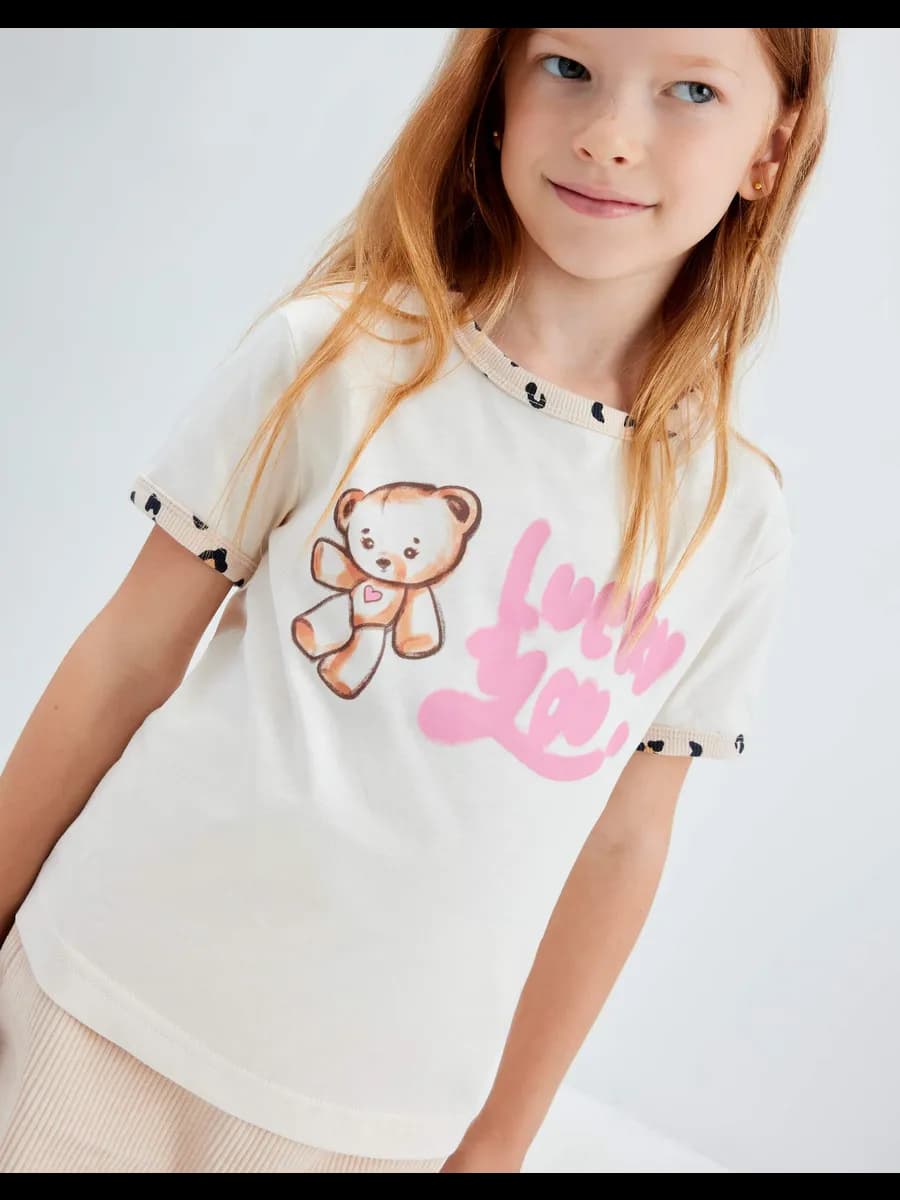 Молочная футболка с принтом