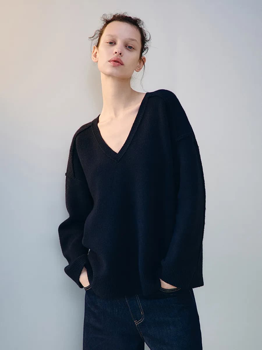 Джемпер вязаный с V-вырезом