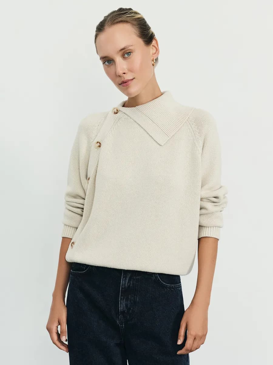 Джемпер вязаный в офис с пуговицами на воротнике