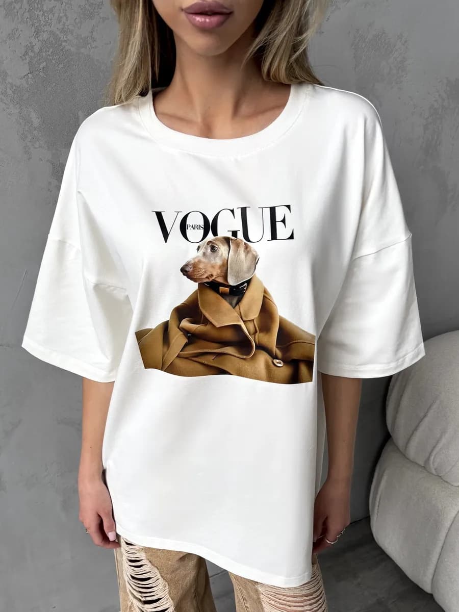 Плотная молочная оверсайз футболка с принтом vogue paris dog