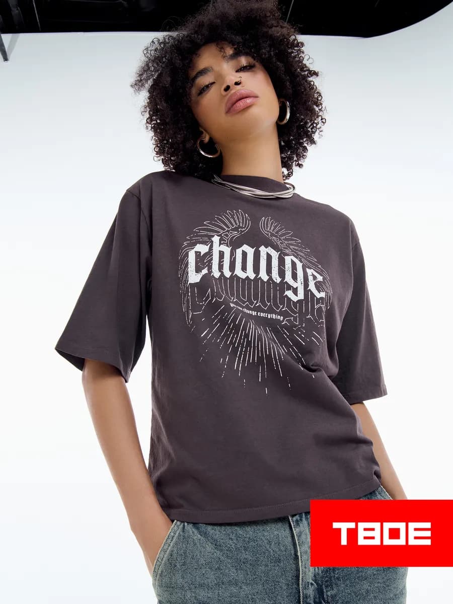 Футболка с принтом крыльев и надписи - фото 1